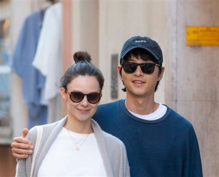 Song Joongki and Katy Louise Saunders are married, pregnant
